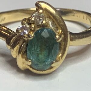 Vintage 14kt Gold Greenish Topaz Gemstone with 2 Diamonds 💎 Ring! So pretty!